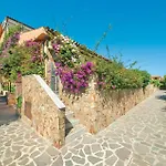 Apartmanhotel In Baia De Bahas Golfo Di 3*